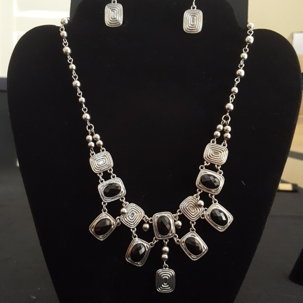 Bijoux Terner statement necklace and earring set